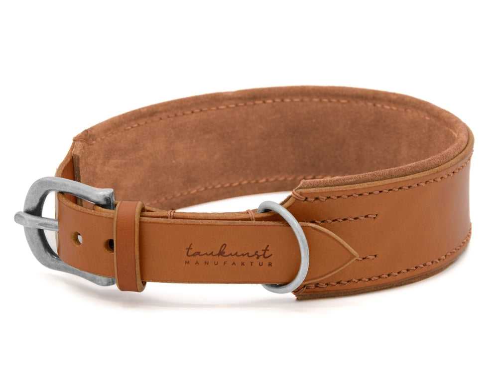 Elegantes braunes Lederhalsband "Wildfang" mit silberner Schnalle und prägender Schrift.