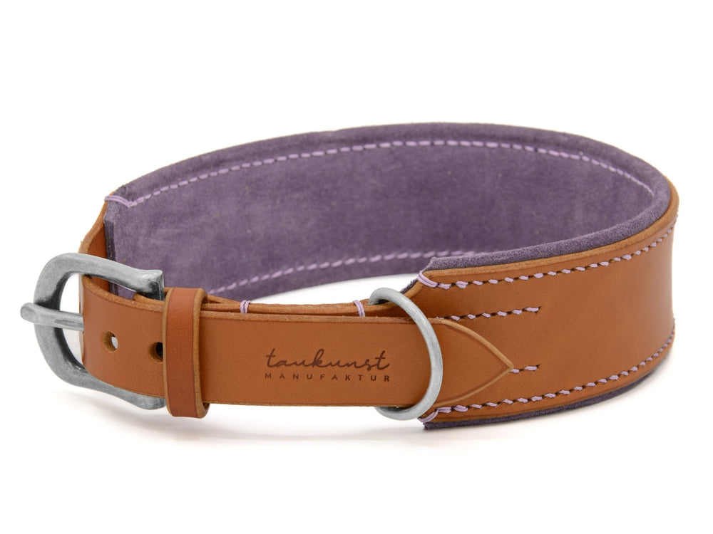 Braunes Lederhalsband mit silberner Schnalle und lila Innenfutter, geprägt mit "tank", ideal für stilvolle Hunde.