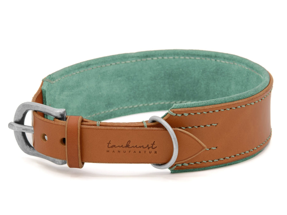 Brauner Lederhalsband Wildfang mit hellgrüner Innenseite und silberfarbener Metallschnalle, feine Naht betont das design.
