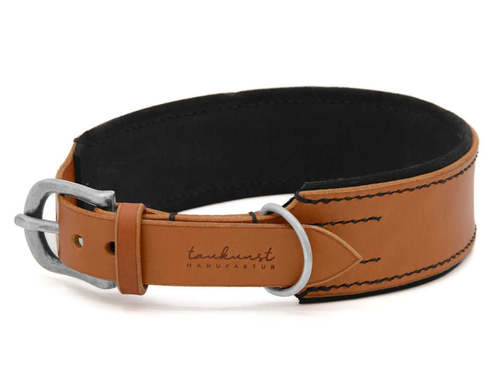 Braunes Lederhalsband „Wildfang“ mit schwarzem Innenfutter und silberner Schnalle, dekorative Naht und „tankunst“-Schriftzug.