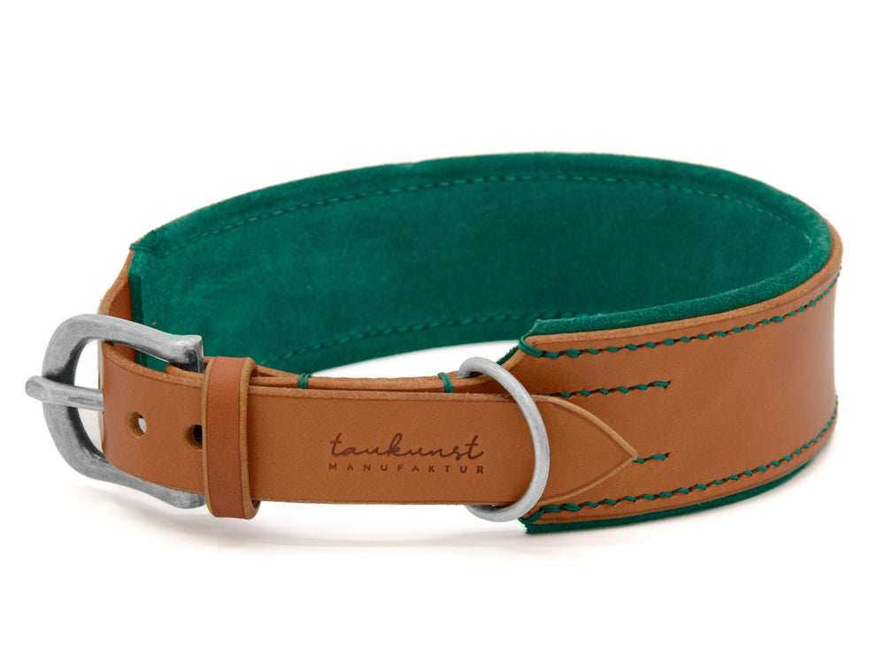 Hellbraunes Lederhalsband mit grüner Innenverarbeitung und silberner Schnalle, geprägt mit "tankunst MANUFAKTUR".