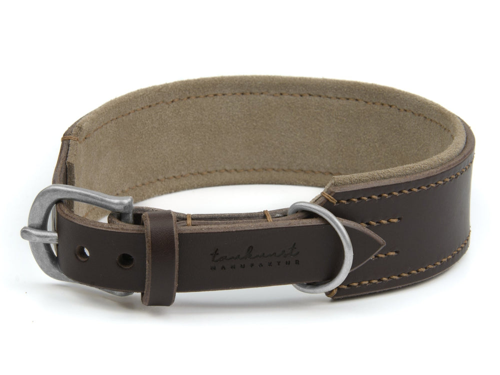 Braunes Lederhalsband "Wildfang" mit silberner Schnalle und weichem Innenfutter für Hunde, strukturierte Außenseite.
