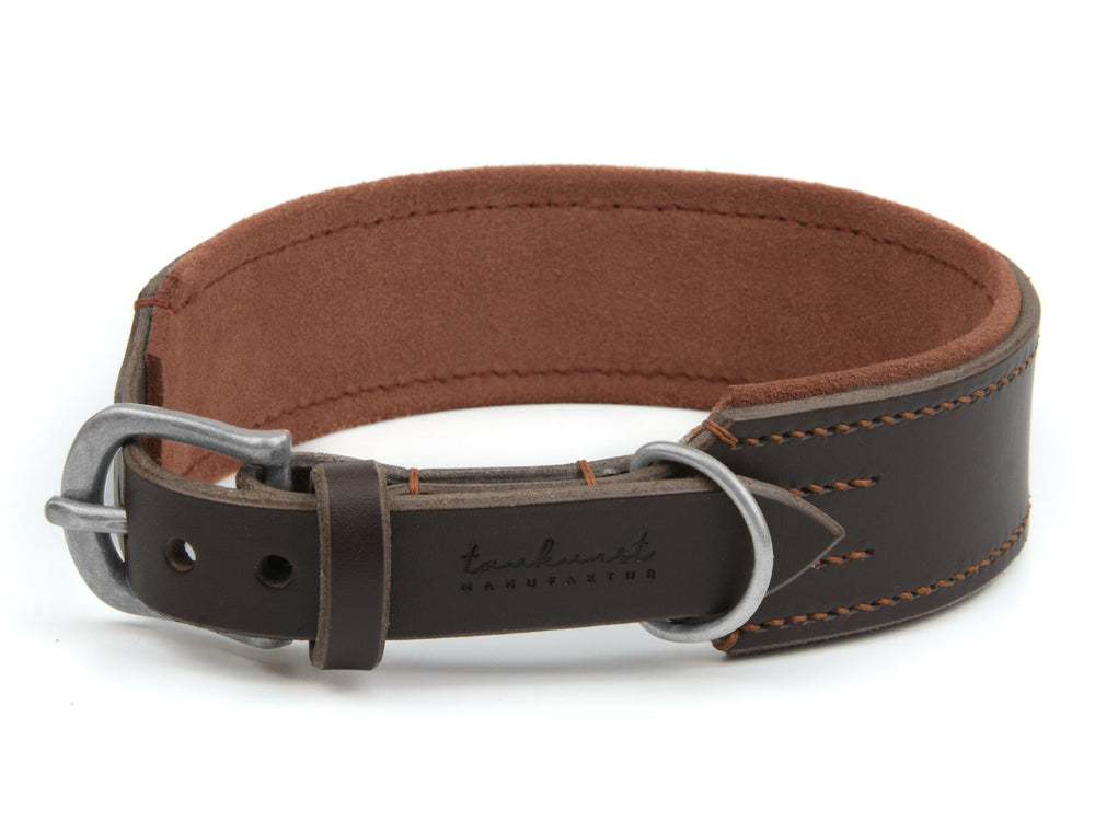 Braunes Lederhalsband Wildfang mit glänzender Metallschnalle und weichem Innenschutz für hohen Tragekomfort.