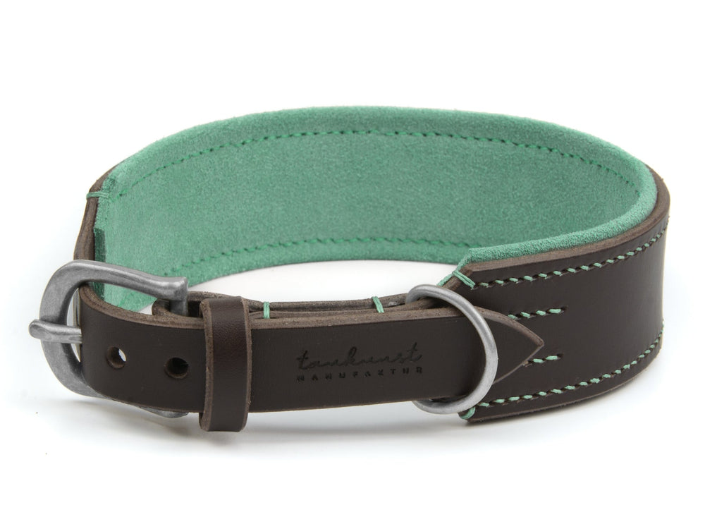 Braunes Lederhalsband mit grüner Innenseite und silberner Schnalle von Tanburst Manufacturing. Elegant und schlicht gestaltet.
