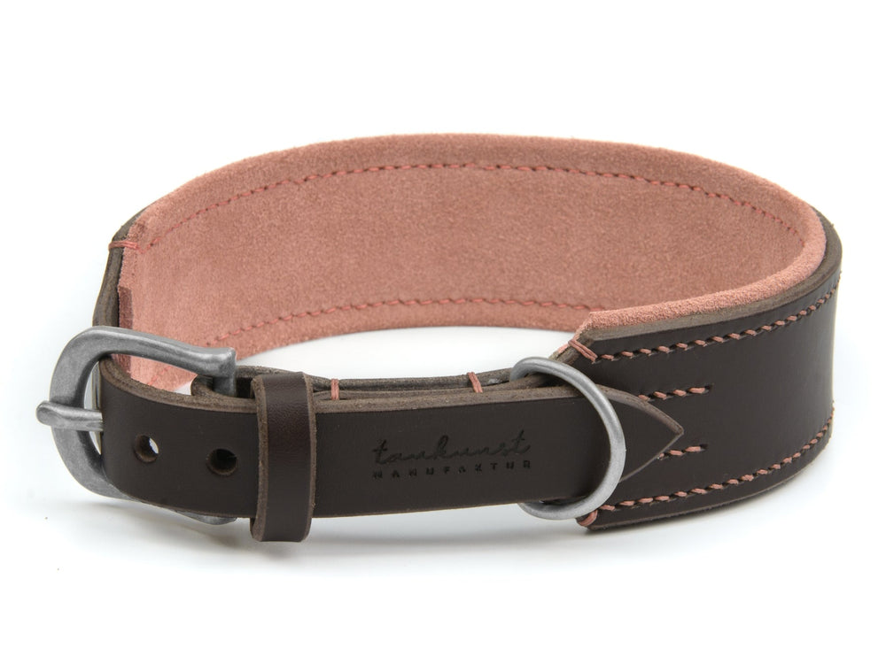 Braunes Lederhalsband "Wildfang" mit rosa Futter und hellrosa Kontrastnähten für stilvolle Haustiere.