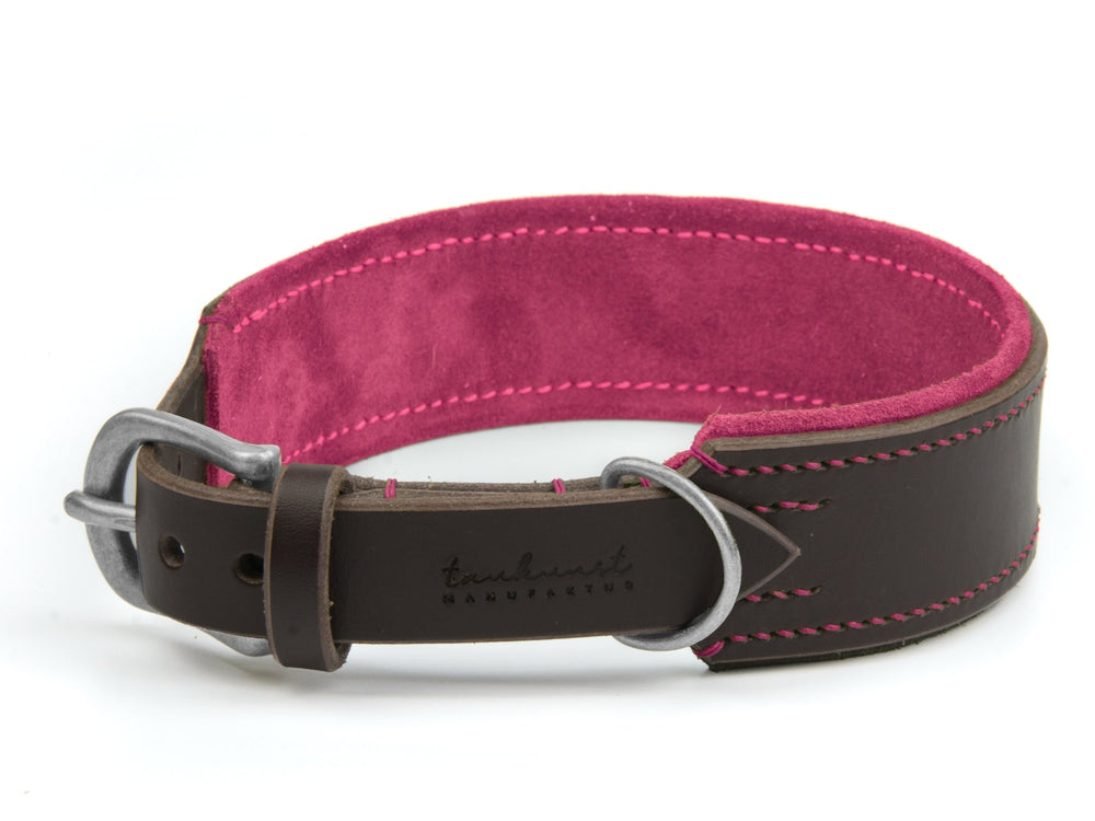 Braunes Lederhalsband mit pinkem Innenfutter, silberner Schnalle und pinker Naht, das Logo "tundrust" ziert das Design.
