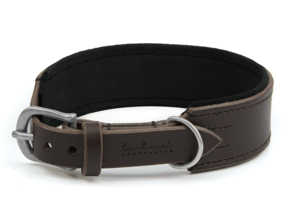 Braunes Lederhalsband mit silberner Schnalle und D-Ring-Öse, gepolstert für Komfort und stilvolles Design.