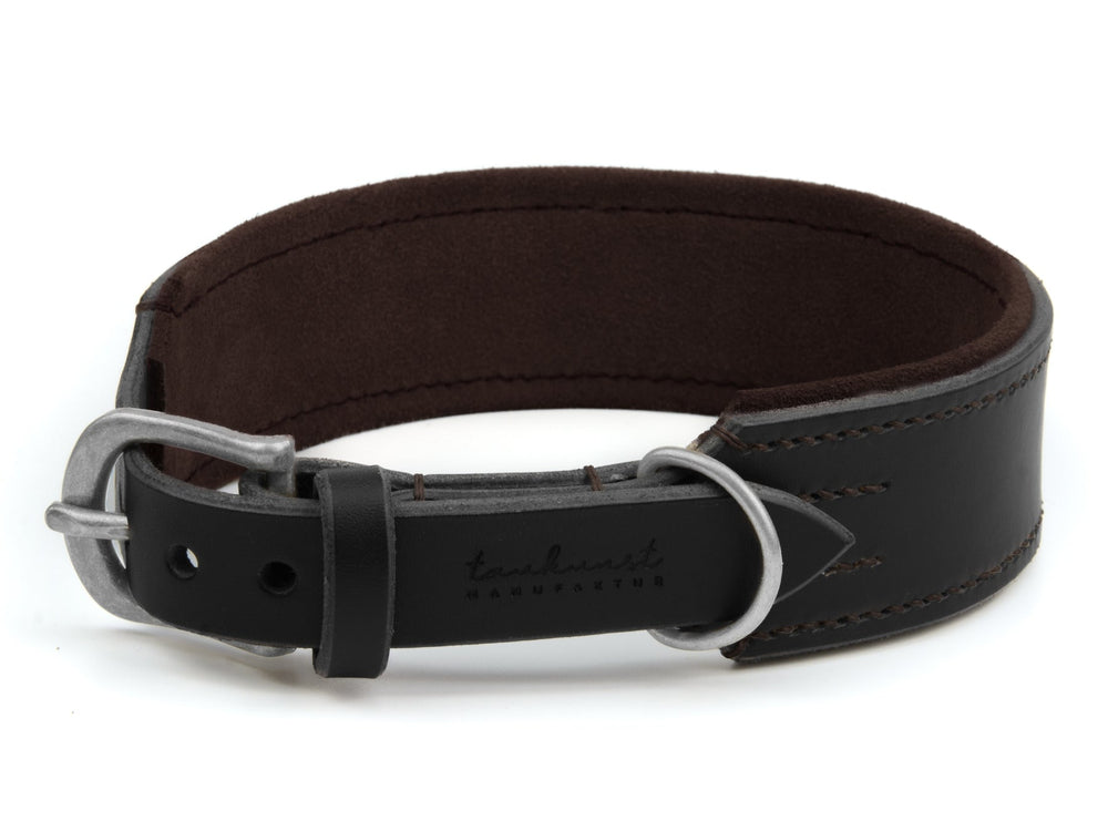 Schwarzes Lederhalsband mit silberner Schnalle und braunem, gepolstertem Innenleben im doppelten Schlaufen-Design.
