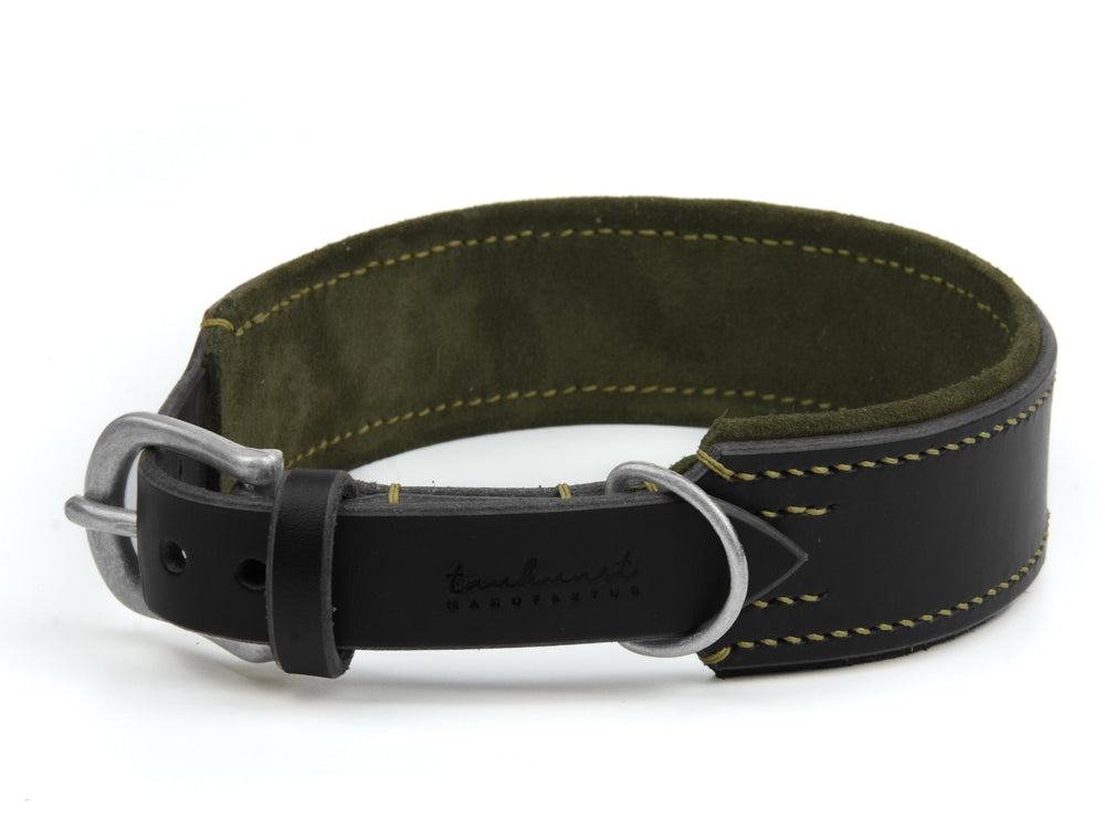 Schwarzes Lederhalsband "Wildfang" mit olivgrünem Innenfutter und gelber Naht für Hunde, elegante silberne Schnalle.