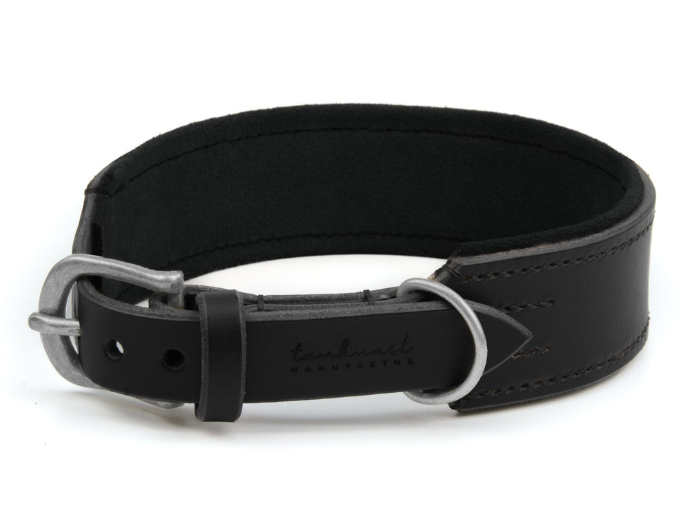 Schwarzes Lederhalsband "Wildfang" mit silberner Metallschnalle und weichem Innenfutter für hohen Tragekomfort.