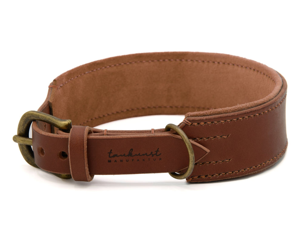 Handgefertigtes braunes Lederhalsband mit breiter Fläche und Metallschnalle von tanburst manufaktur. Ideal für Hunde.
