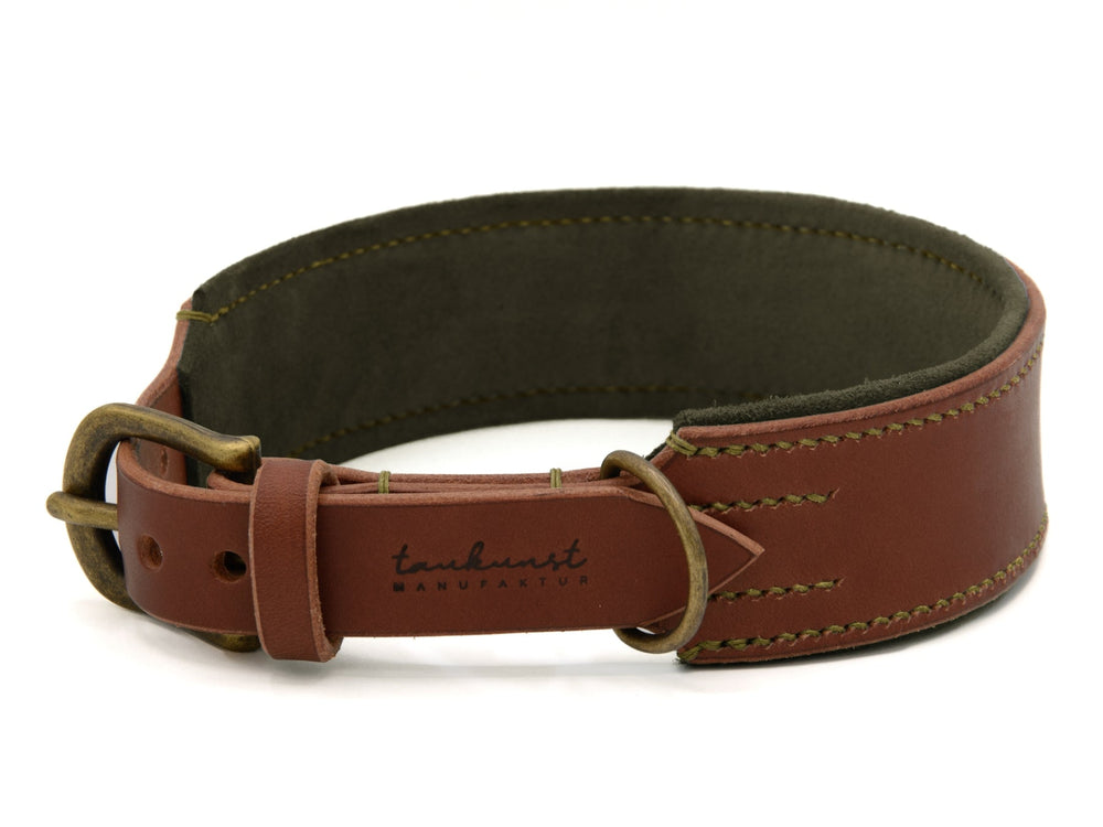 Breites braunes Lederhalsband mit bronzefarbener Schnalle und grüner Fütterung, verziert mit dekorativen Nähten und Prägung.