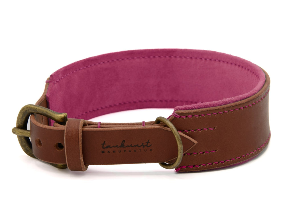Braunes Lederhalsband mit pinkem Innenfutter für Hunde, gepolstert und mit robuster Messingschnalle.