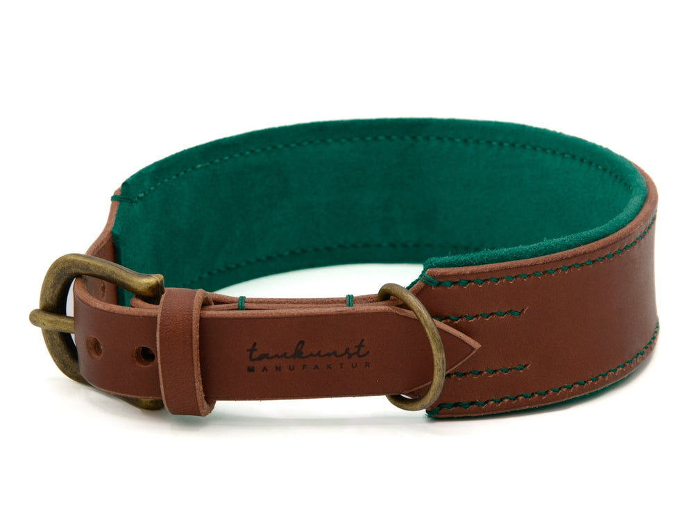 Braunes Lederhalsband mit grüner Innenauskleidung, goldfarbener Schnalle und nahtloser Verarbeitung, für stilvolle Haustiere.