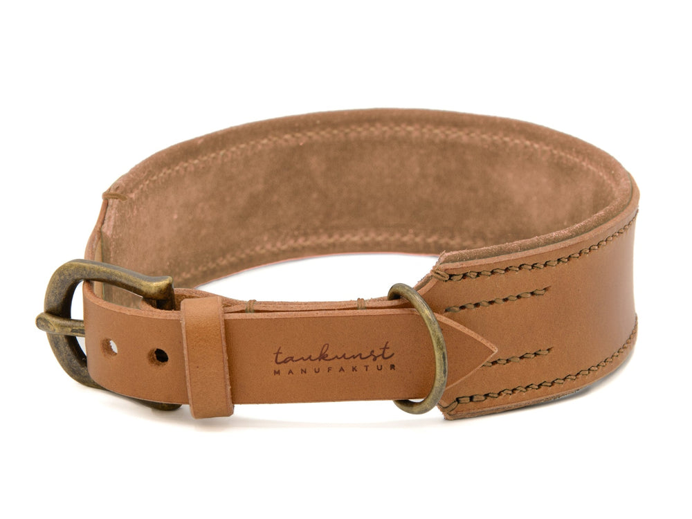 Braunes Lederhalsband "Wildfang" mit geschwungenem Design und heller Fütterung für optimalen Tragekomfort.