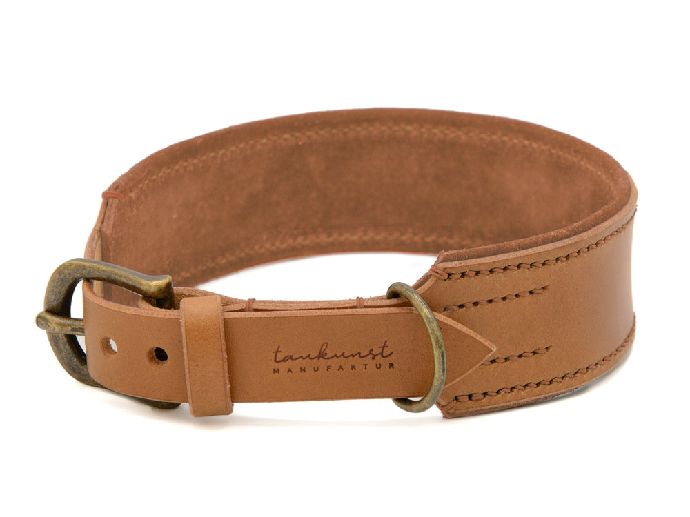 Braunes Lederhalsband "Wildfang" mit klassischer Metallschnalle und feiner Nahtführung. Ideal für stilbewusste Hunde.
