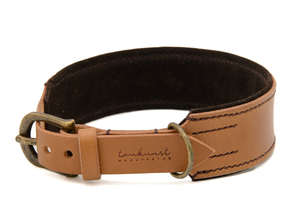 Hochwertiges braunes Lederhalsband Wildfang mit stabiler Metallschnalle und dunkelbraunem Stoff auf der Innenseite.