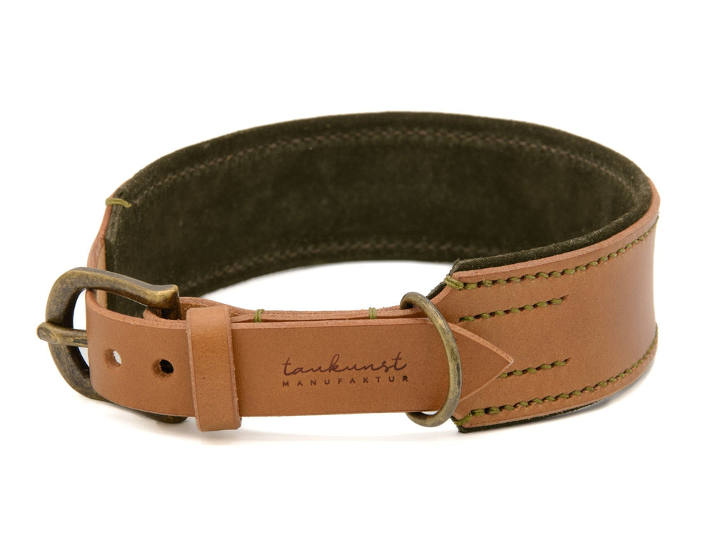 Handgefertigtes Lederhalsband Wildfang in Braun mit grüner Innenseite und metallischer Schnalle.