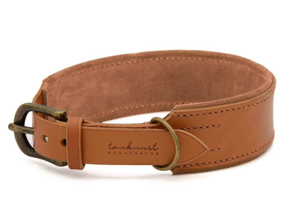 Breiter hellbrauner Lederhalsband "Wildfang" mit rustikaler Metallschnalle und weicher Innenseite für optimalen Tragekomfort.