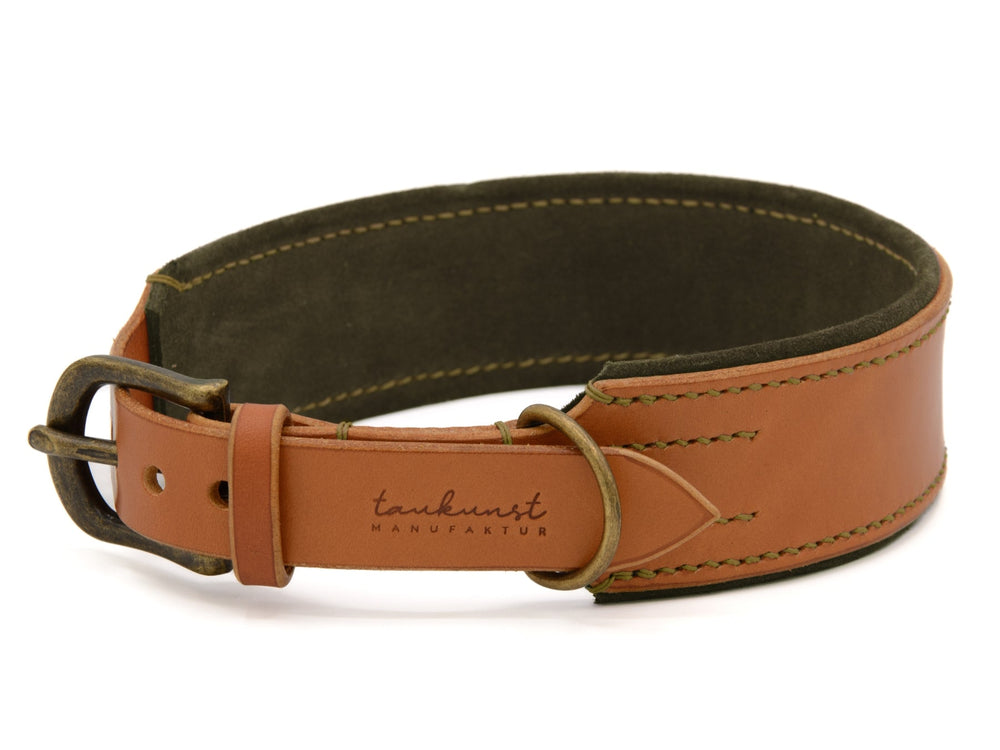 Braunes Lederhalsband "Wildfang" mit breiter Oberfläche, verstellbarer Metallschnalle und auffälliger Naht.