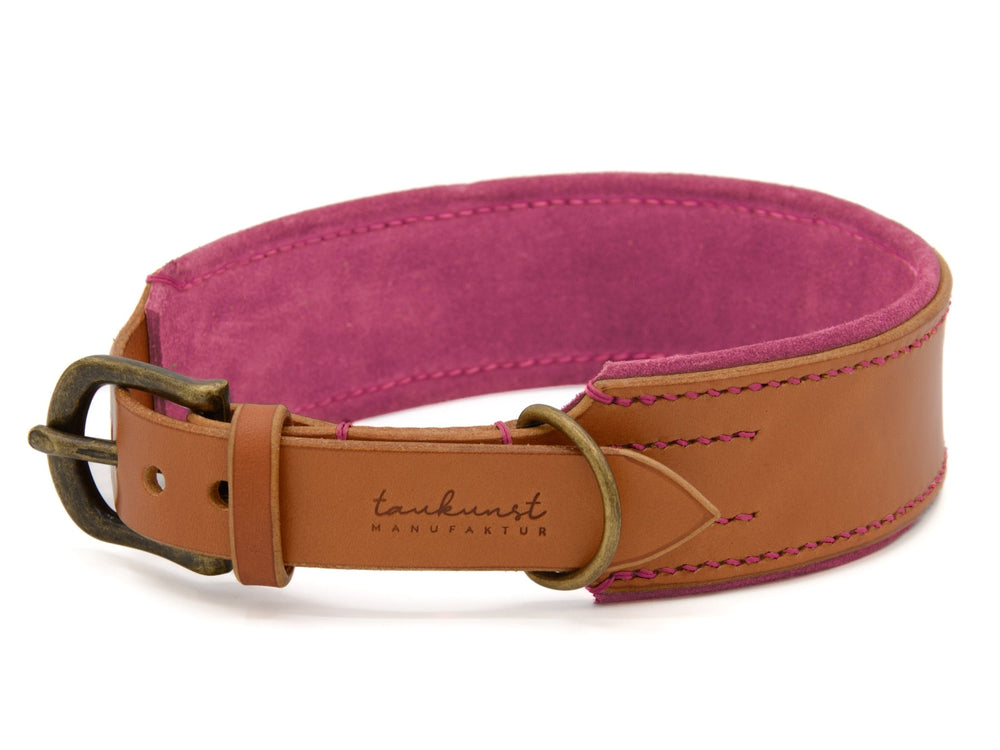 Breites braunes Lederhalsband für Hunde mit pinker Innenfütterung und verstellbarer Messingschnalle. Eingeprägter Schriftzug.