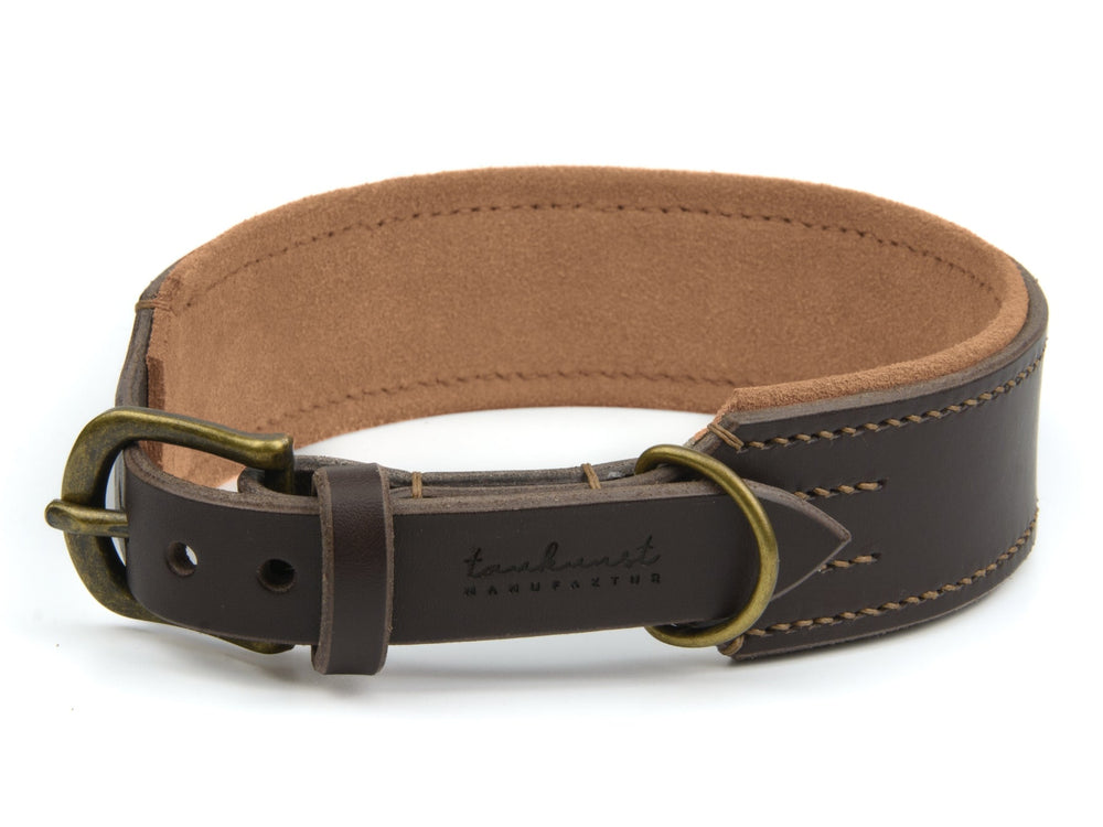 Braunes Lederhalsband "Wildfang" mit Messingschnalle und feinen Nähten, innen weich gefüttert.