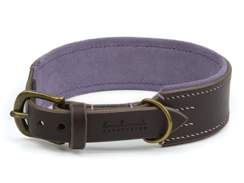 Hochwertiges braunes Lederhalsband für Hunde mit lila Innenseite und auffälliger Naht. Ideal für stilvolle Tierliebhaber.