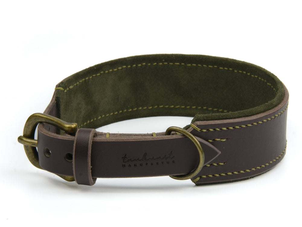 Braunes Lederhalsband mit grüner Innenseite und verstellbarem Messingverschluss, beschriftet mit "tandlust".