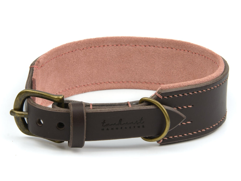 Braunes Lederhalsband mit rosa Innenseite und antikfarbener Schnalle, verziert mit einem Logo. Perfekt für stilbewusste Hunde.