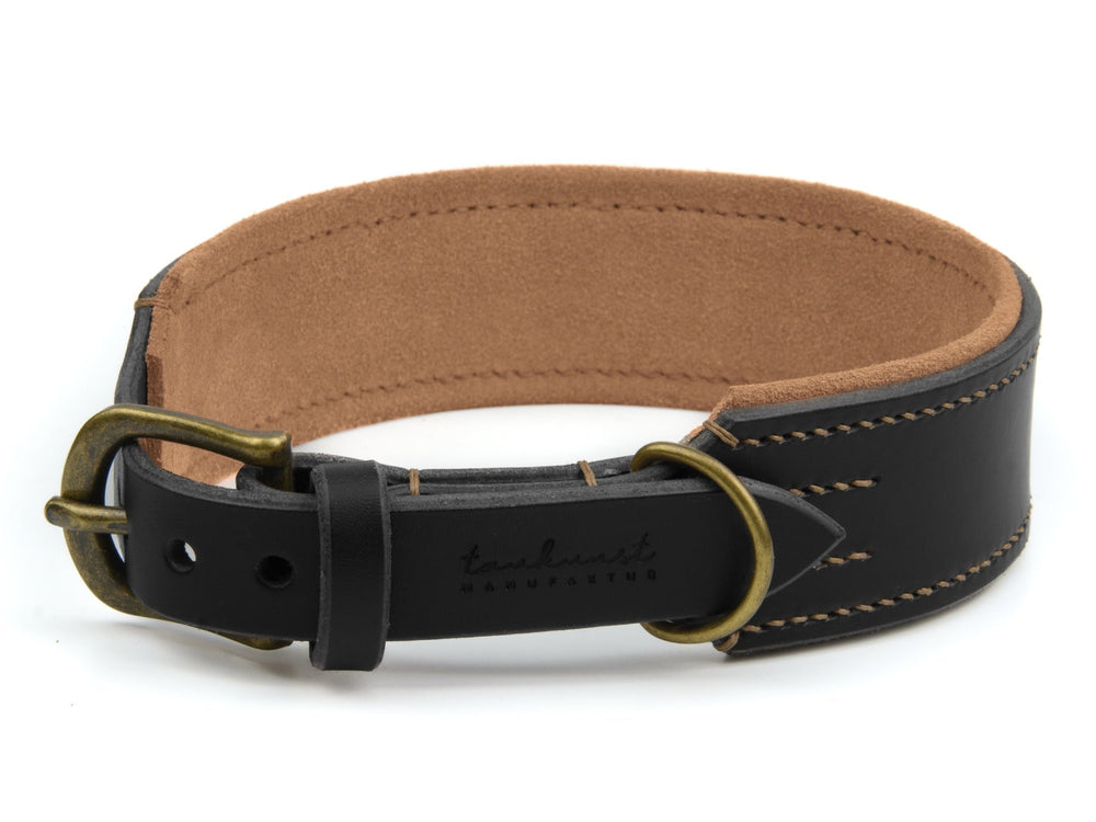 Schwarzes Lederhalsband mit goldfarbener Schnalle und beiger Innenauskleidung, feine Nahtdetails.