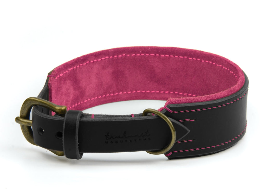 Schwarzes Lederhalsband "Wildfang" mit pinkem Innenfutter, breiter Polsterung und goldfarbener Schnalle. Verstellbar und stylish.