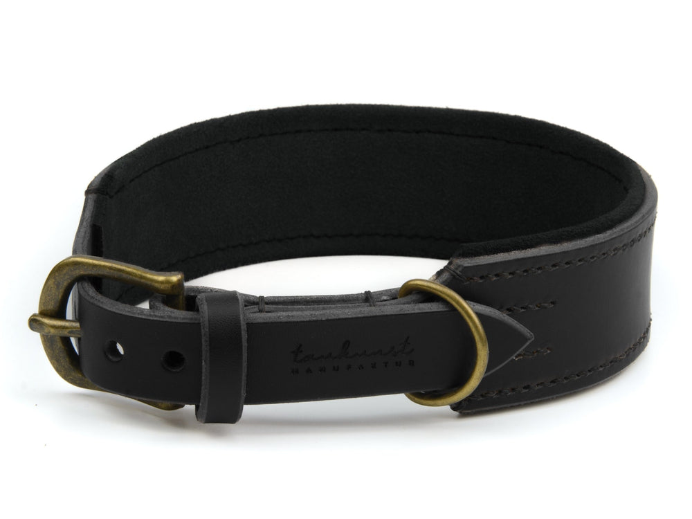 Schwarzes Lederhalsband Wildfang mit breiter, geprägter Oberfläche und messingfarbener Schnalle, verstellbar durch Löcher.