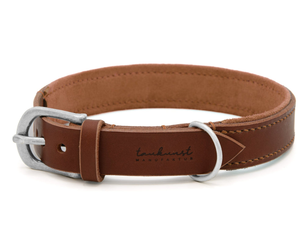 Braunes Lederhalsband Wildfang mit silberner Schnalle und weichem Innenfutter, elegant und schlicht gestaltet.