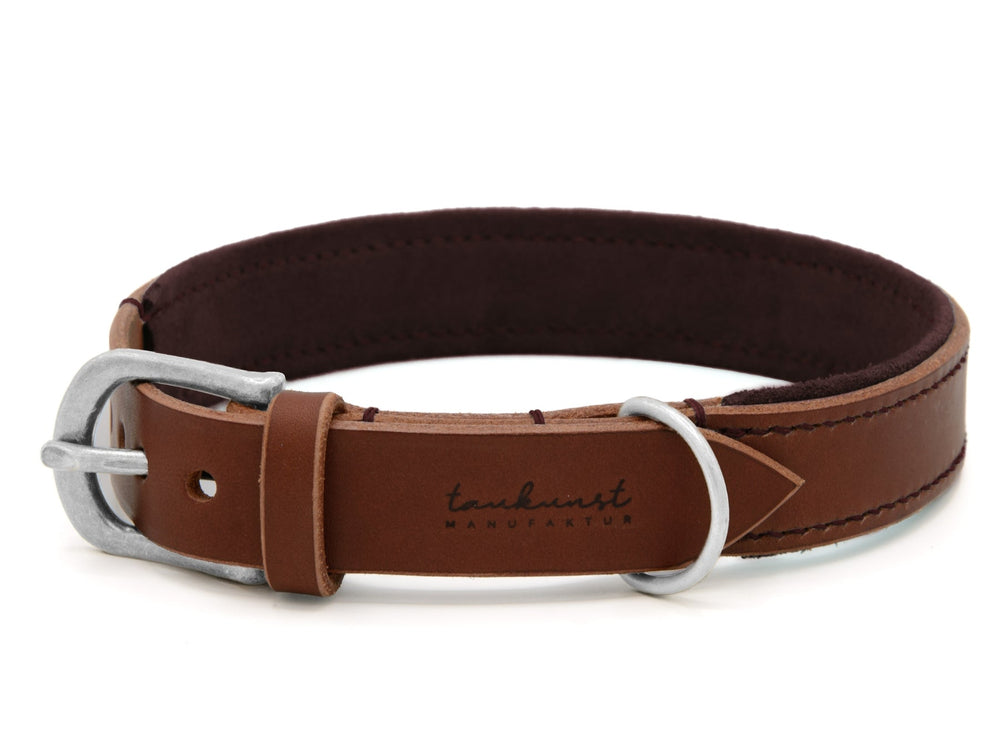 Braunes Lederhalsband Wildfang mit silberner Schnalle und dunkler Fütterung für Hunde, stilvoll und robust.
