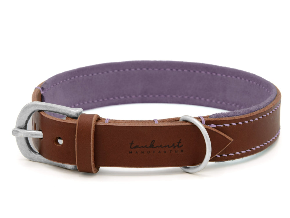 Braunes Lederhalsband mit lila Innenfläche und silberner Schnalle für stylische Hunde. Feine lila Nähte verleihen Detail.