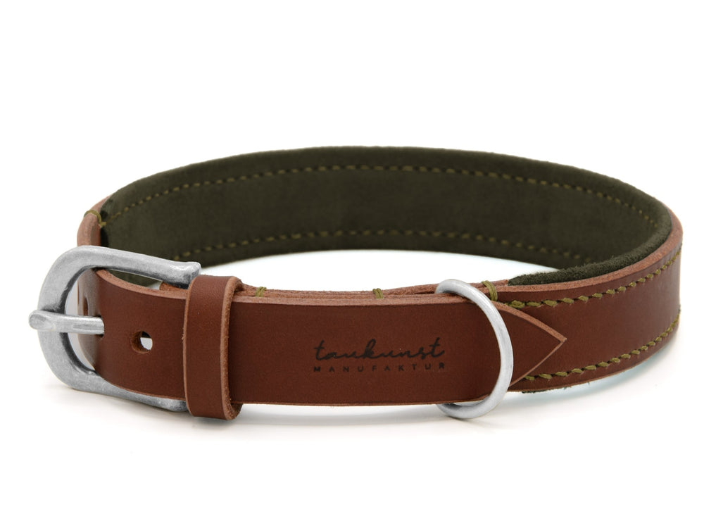 Braunes Lederhalsband mit silberner Schnalle, grüner Innenauskleidung und "tankurst MANUFAKTUR"-Logo.