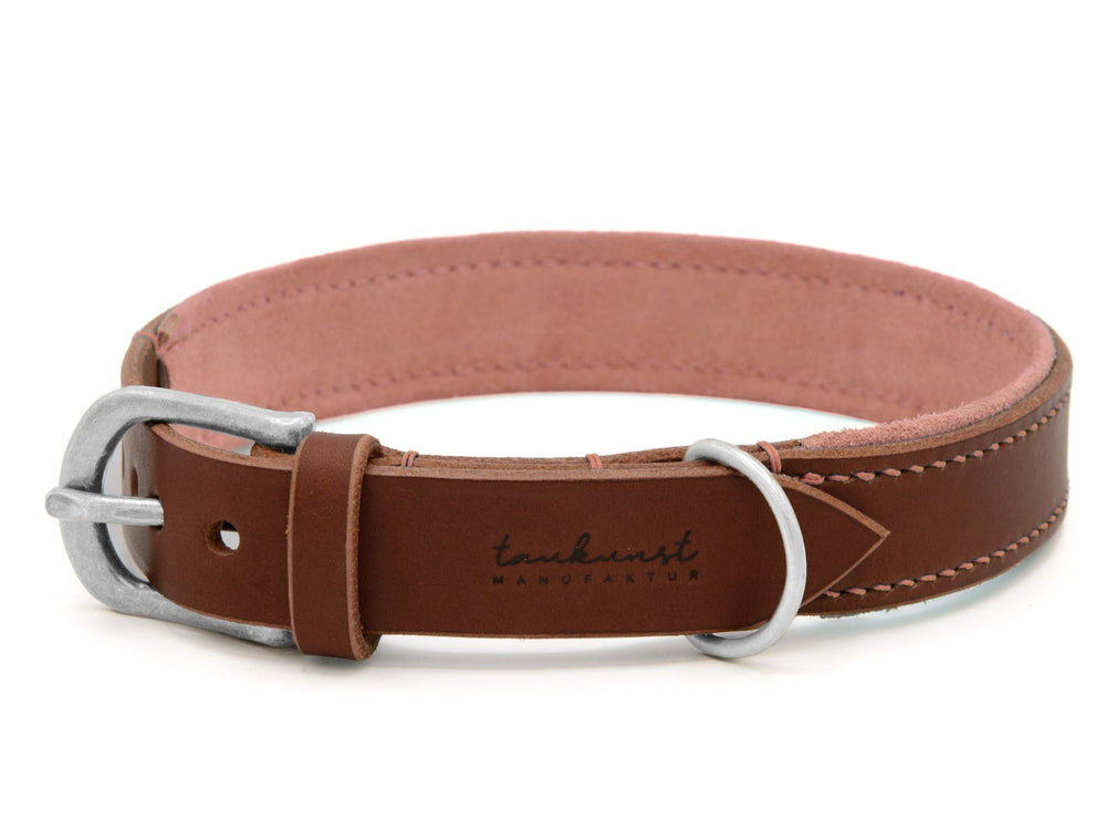Braunes Lederhalsband Wildfang mit silberner Schnalle und pinkem Innenfutter, stilvoll und elegant gestaltet.