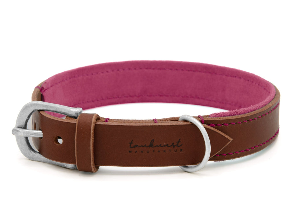 Braunes Lederhalsband mit pinkem Innenfutter und silbernem Verschluss für Hunde. Stilvoll und robust.