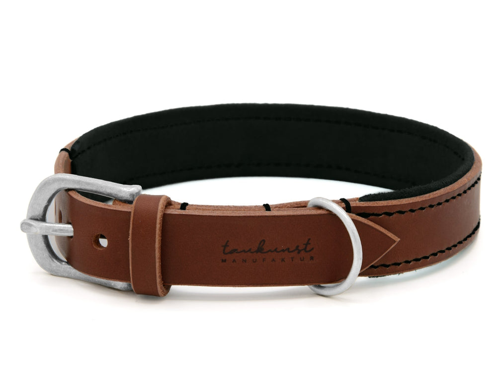 Braunes Lederhalsband "Wildfang" mit silberner Schnalle und schwarzer Innenseite, schlicht und elegant.