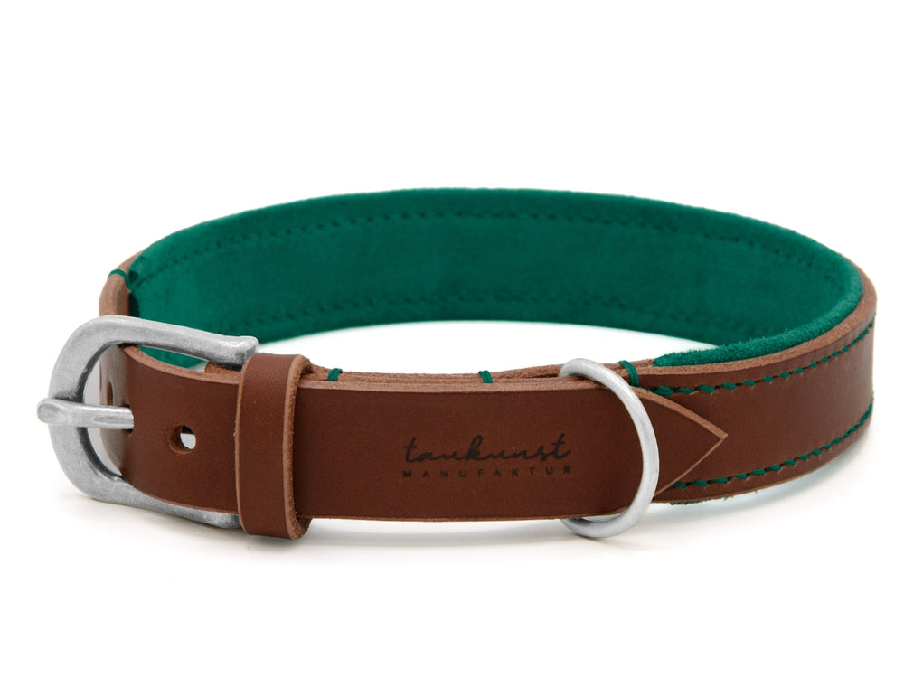 Braunes Lederhalsband für Hunde mit grüner Innenauskleidung und silberner Schnalle, beschriftet mit "tauschzeit MANUFA".
