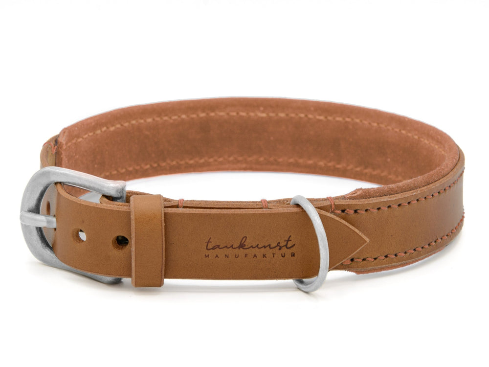 Hochwertiges, schmales Lederhalsband in Braun mit metallischer Schnalle und eingeprägtem "tankunst MANUFAKTUR".