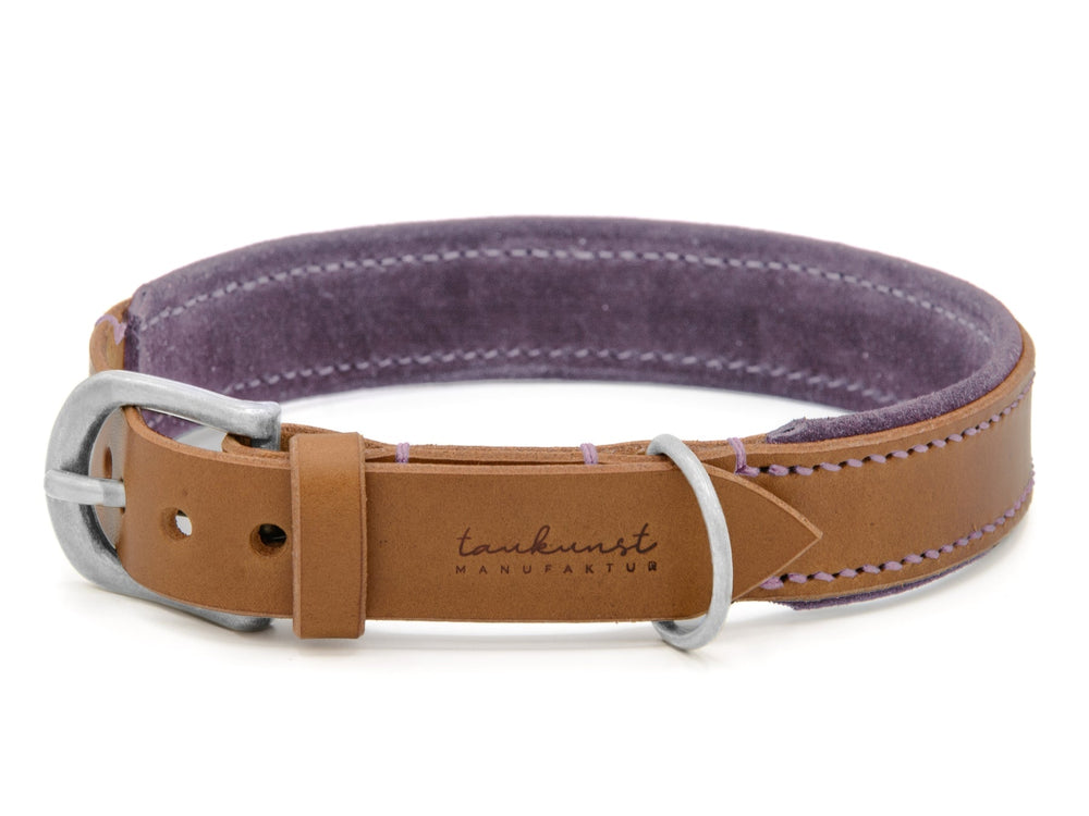 Hochwertiges Lederhalsband Wildfang für Hunde in hellbraun mit lila Innenseite und silbernem Verschluss.