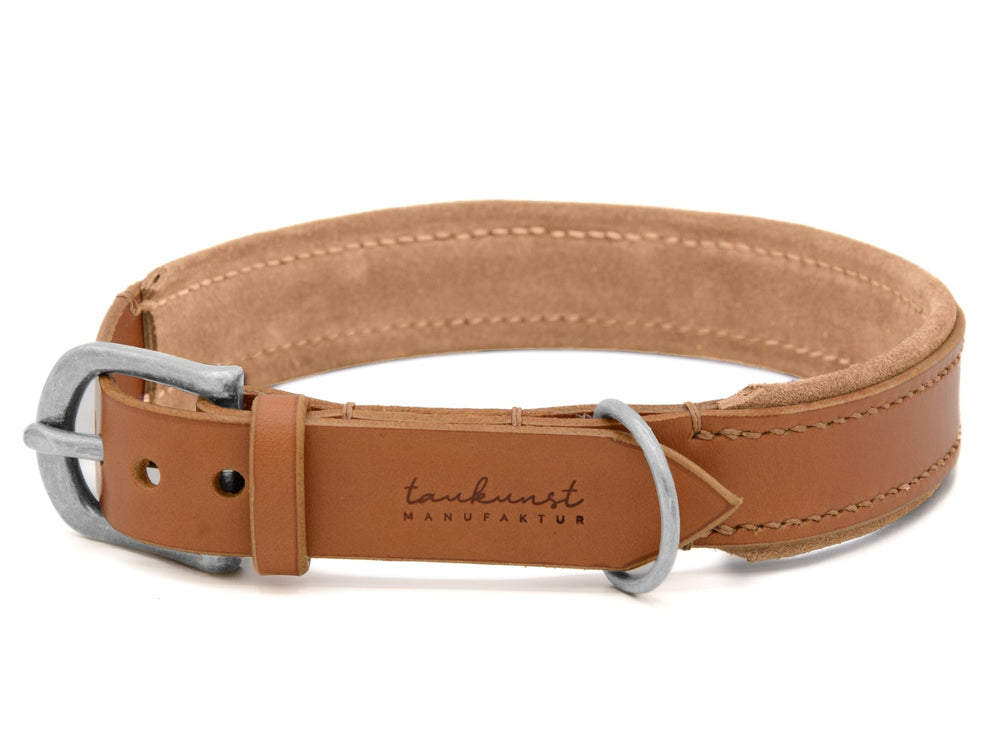 Braunes Lederhalsband "Wildfang" mit silberner Schnalle und hellem Innenfutter, versehen mit dem Schriftzug "taukuhst".