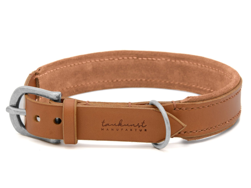 Braunes Lederhalsband "Wildfang" mit metallener Schnalle, handwerklich verarbeitet, innen mit taukunst MANU-Label.