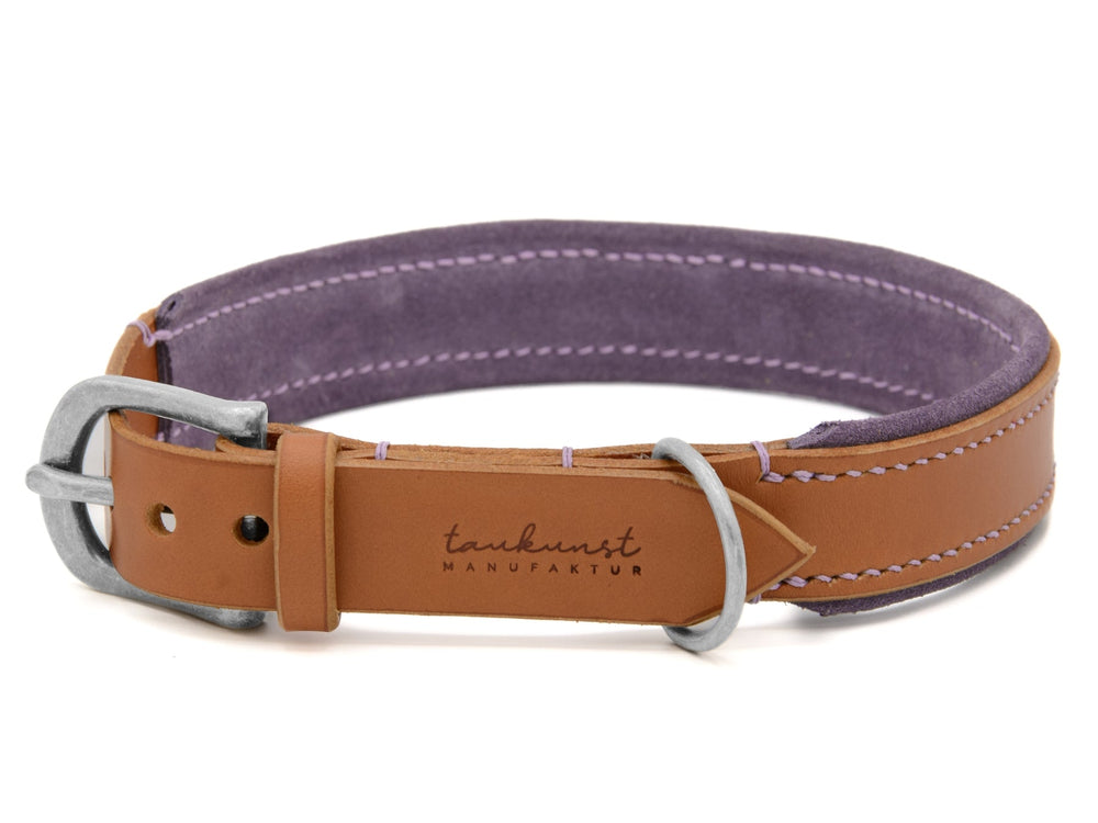 Braunes Lederhalsband mit lila Innenfutter für Hunde, versehen mit metallischer Schnalle und stilvoller heller Naht.