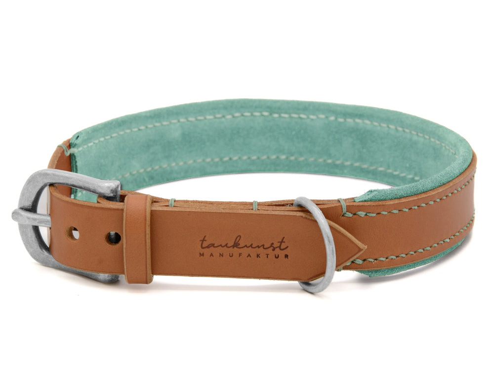Braunes Lederhalsband für Hunde mit mintgrüner Fütterung und silberner Schnalle, verziert mit grüner Naht.