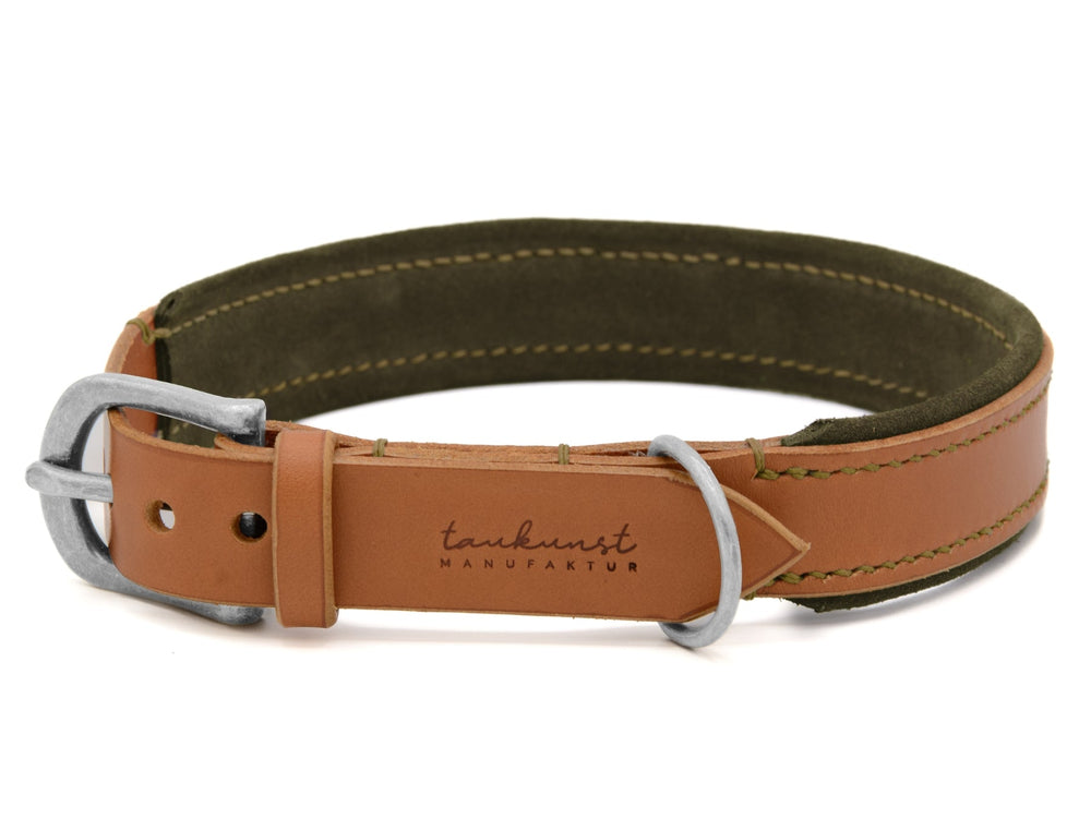 Braunes Lederhalsband mit silberner Metallschnalle und Logo "taukunst MANUFAKTUR", komfortable Polsterung für Hunde.