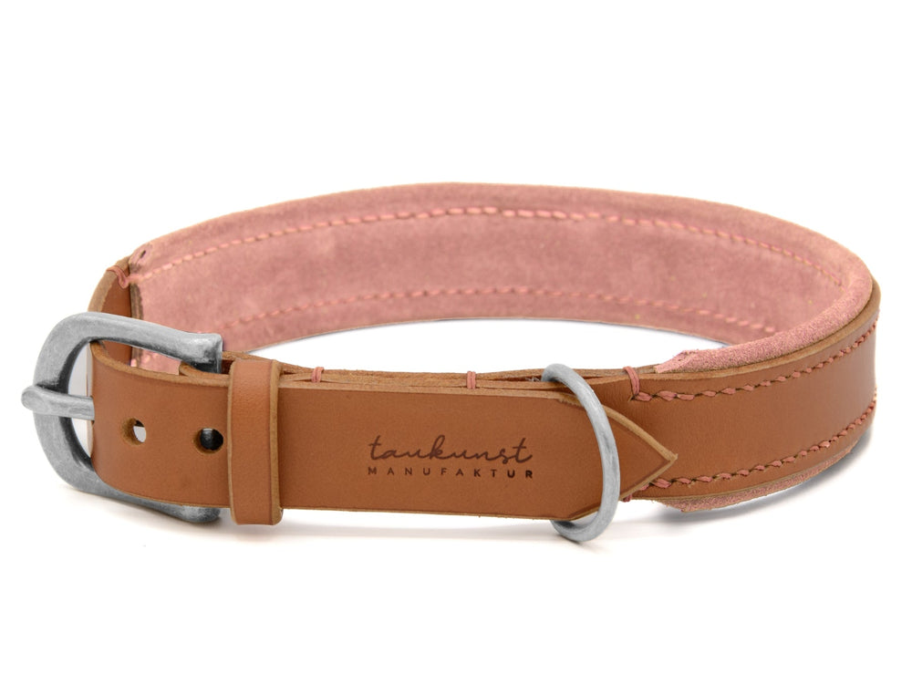 Braunes Lederhalsband für Hunde mit doppelter Naht und silberner Schnalle, innen hell ausgekleidet. Ideales Accessoire für stilvolle Vierbeiner.