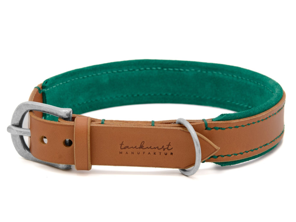 "Elegantes Lederhalsband 'Wildfang' in hellbraun mit grüner Samtinnenseite für Hunde, stilvoll und hochwertig."