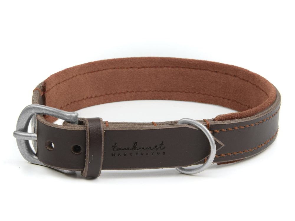 Braunes Lederhalsband mit weichem Innenfutter, silberner Schnalle und Schriftzug „tahauskunst man“.